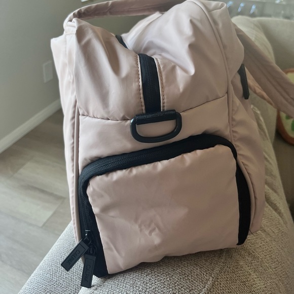 CALPAK LUKA DUFFEL in rose quartz from their classic color collection. - Picture 4 of 7